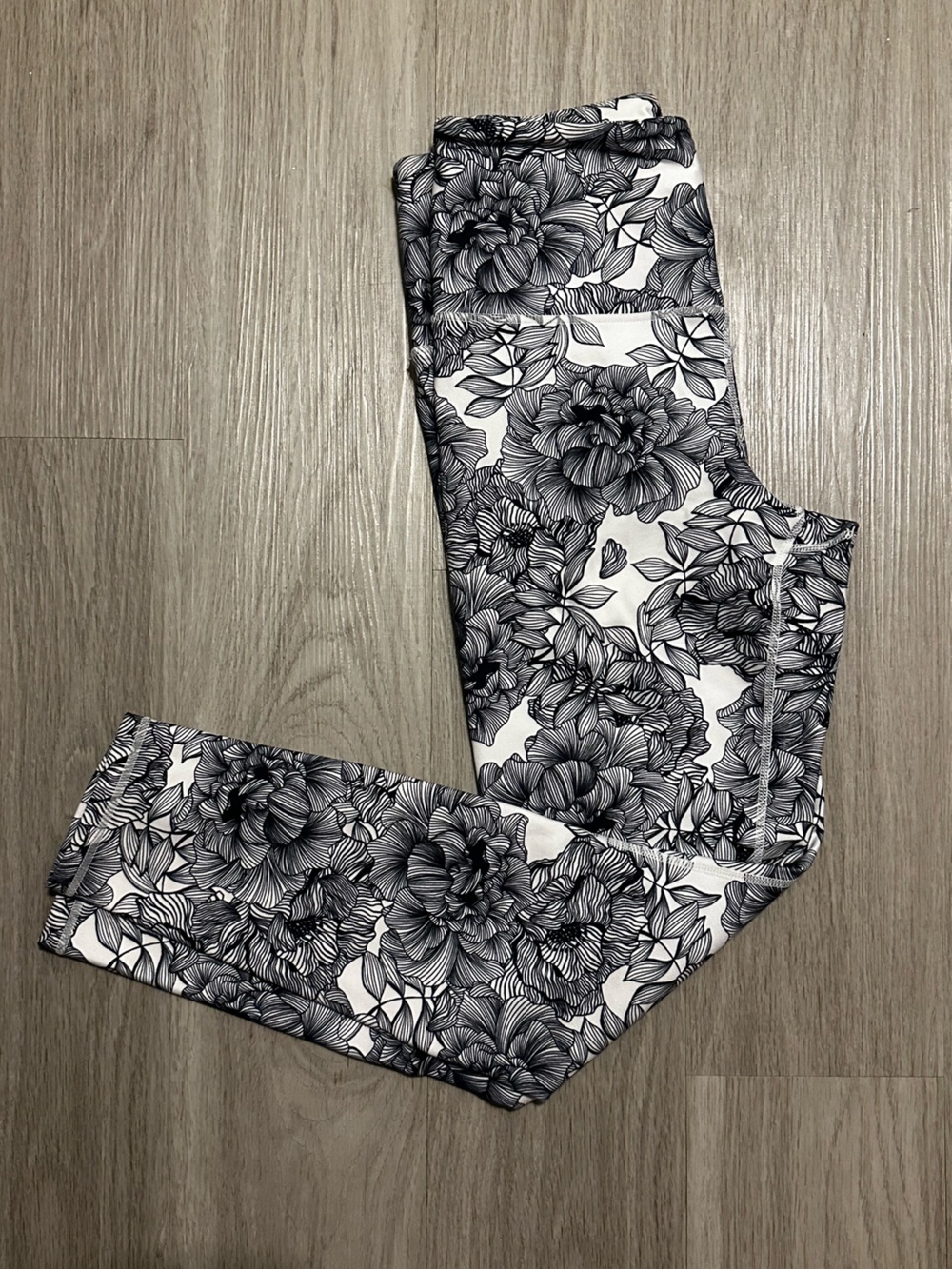 Floral Print High-Rise Leggings in Black & White